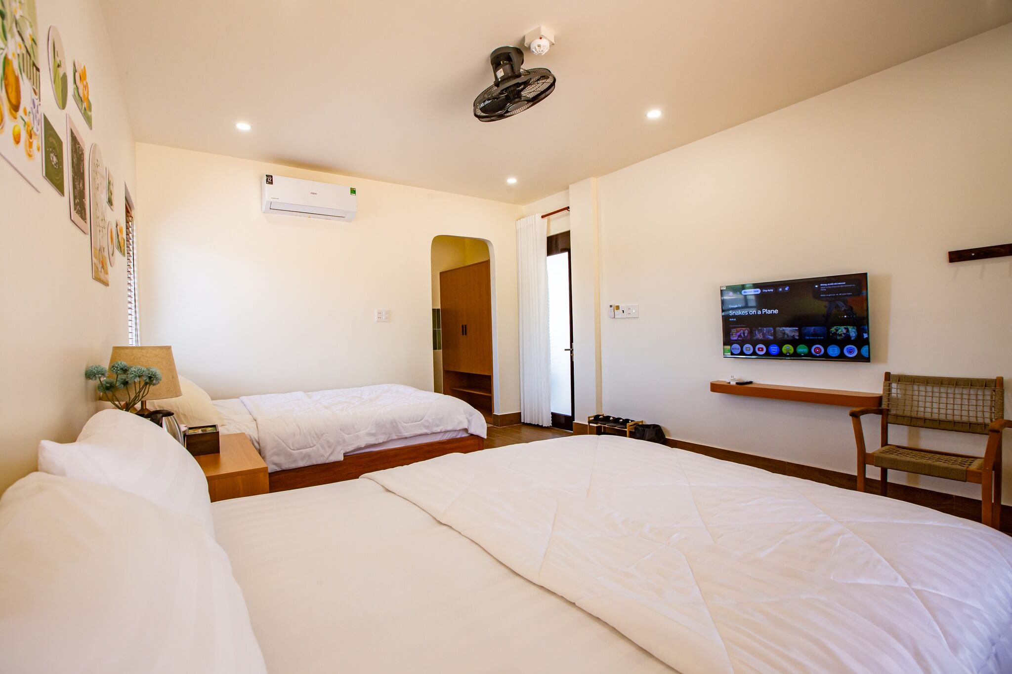 Deluxe Double Room thumbnail 2