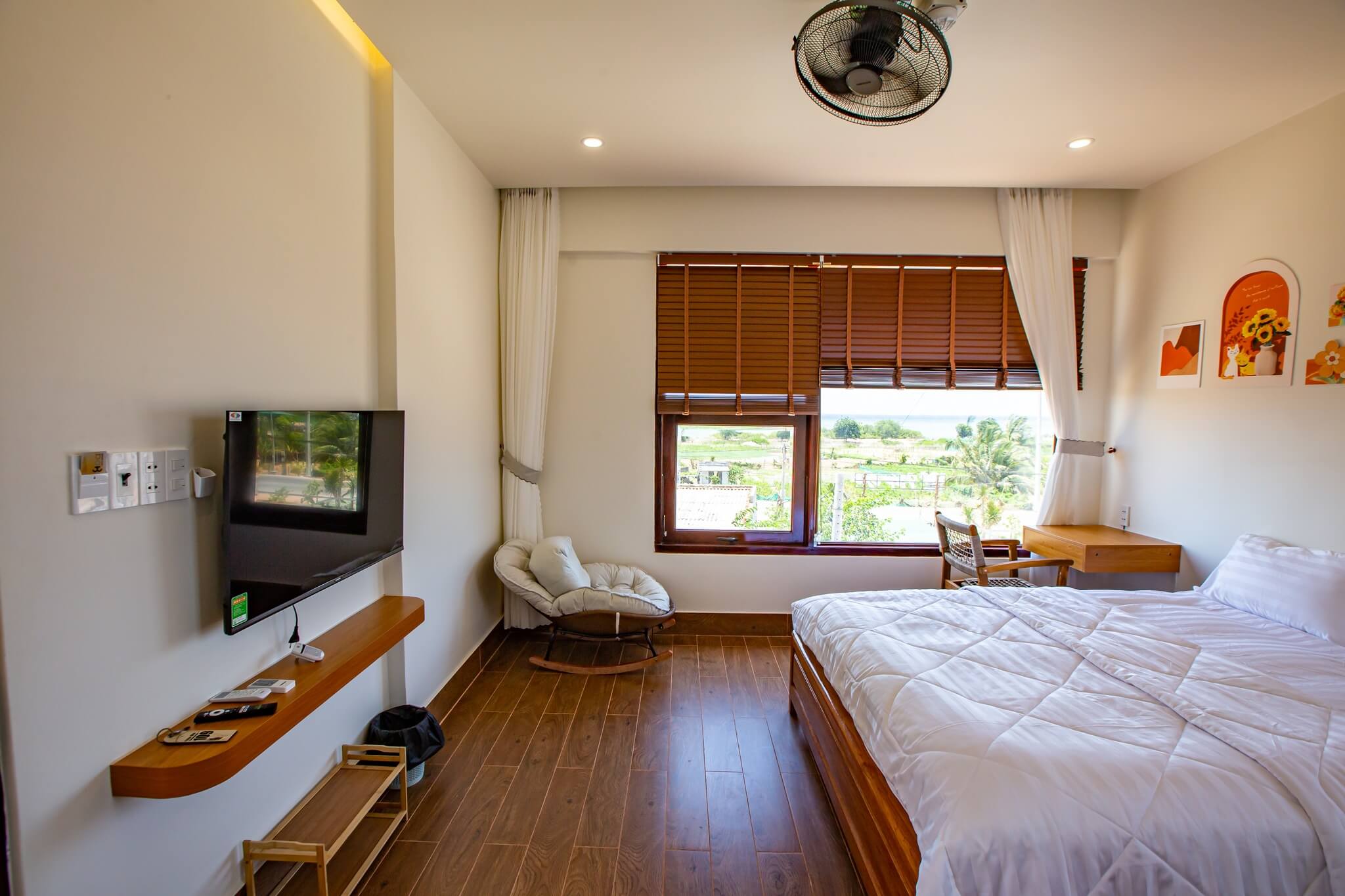 Deluxe Sea View Room thumbnail 2