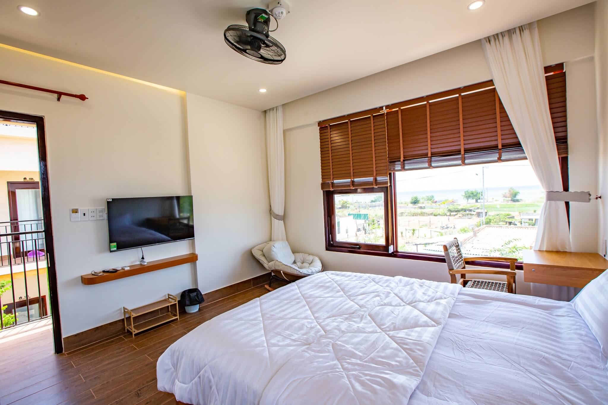 Deluxe Sea View Room thumbnail 3