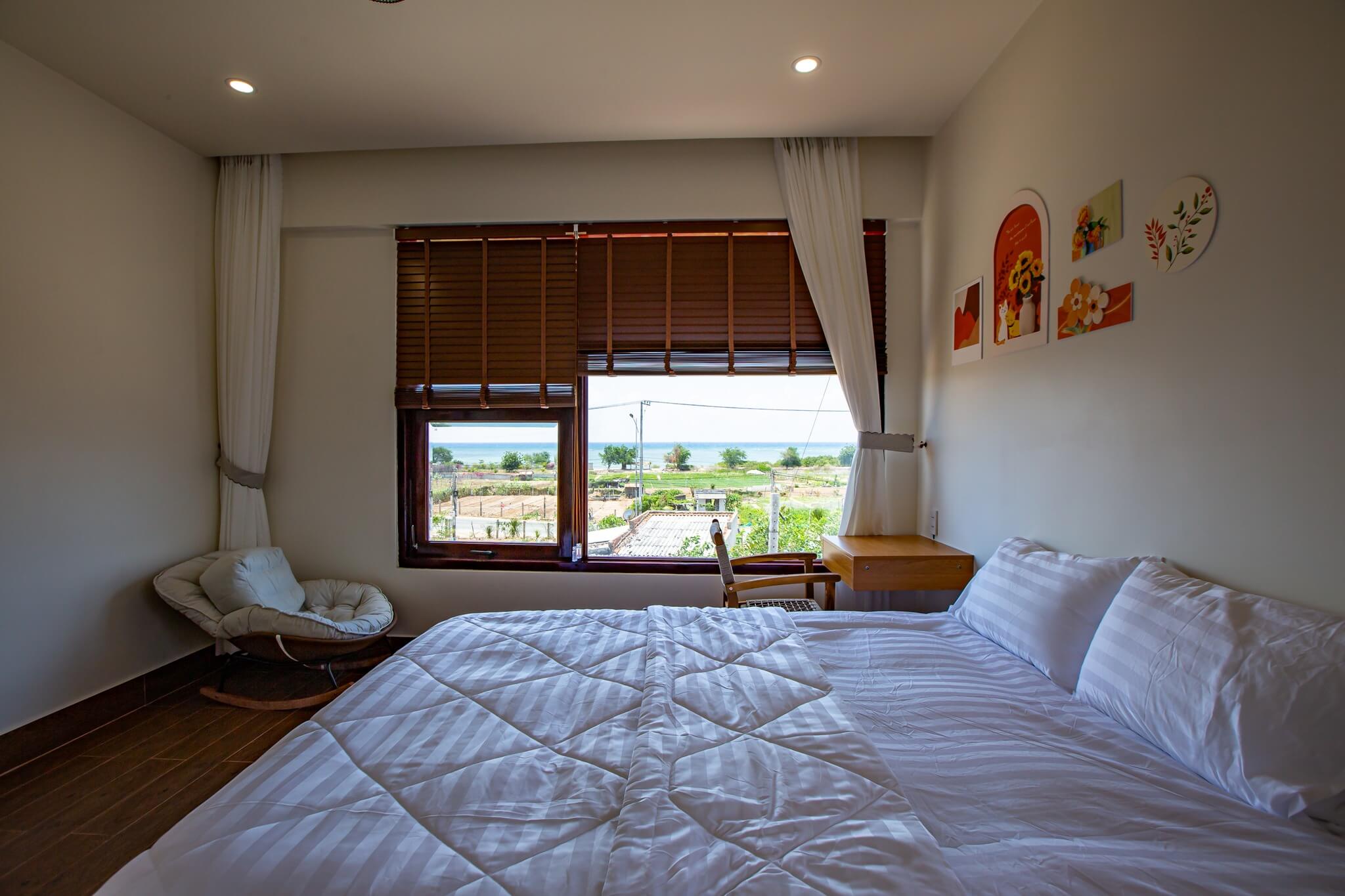 Deluxe Sea View Room thumbnail 5