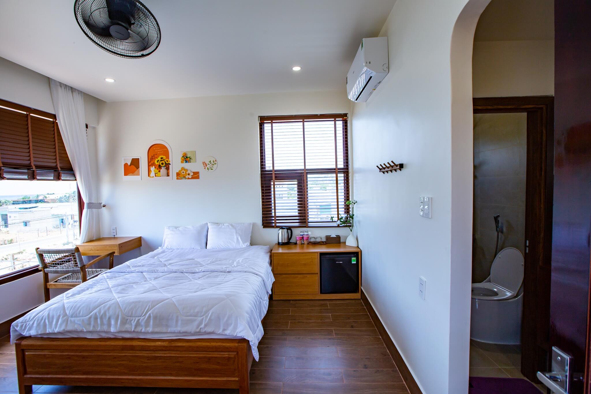 Deluxe Sea View Room thumbnail 6