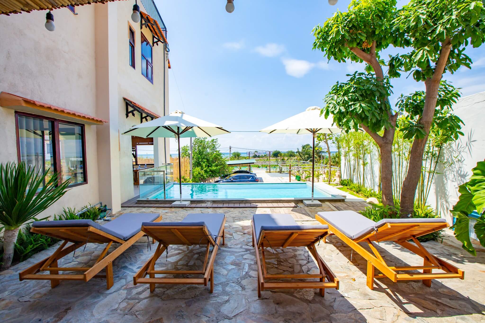 Hồ bơi ngoài trời