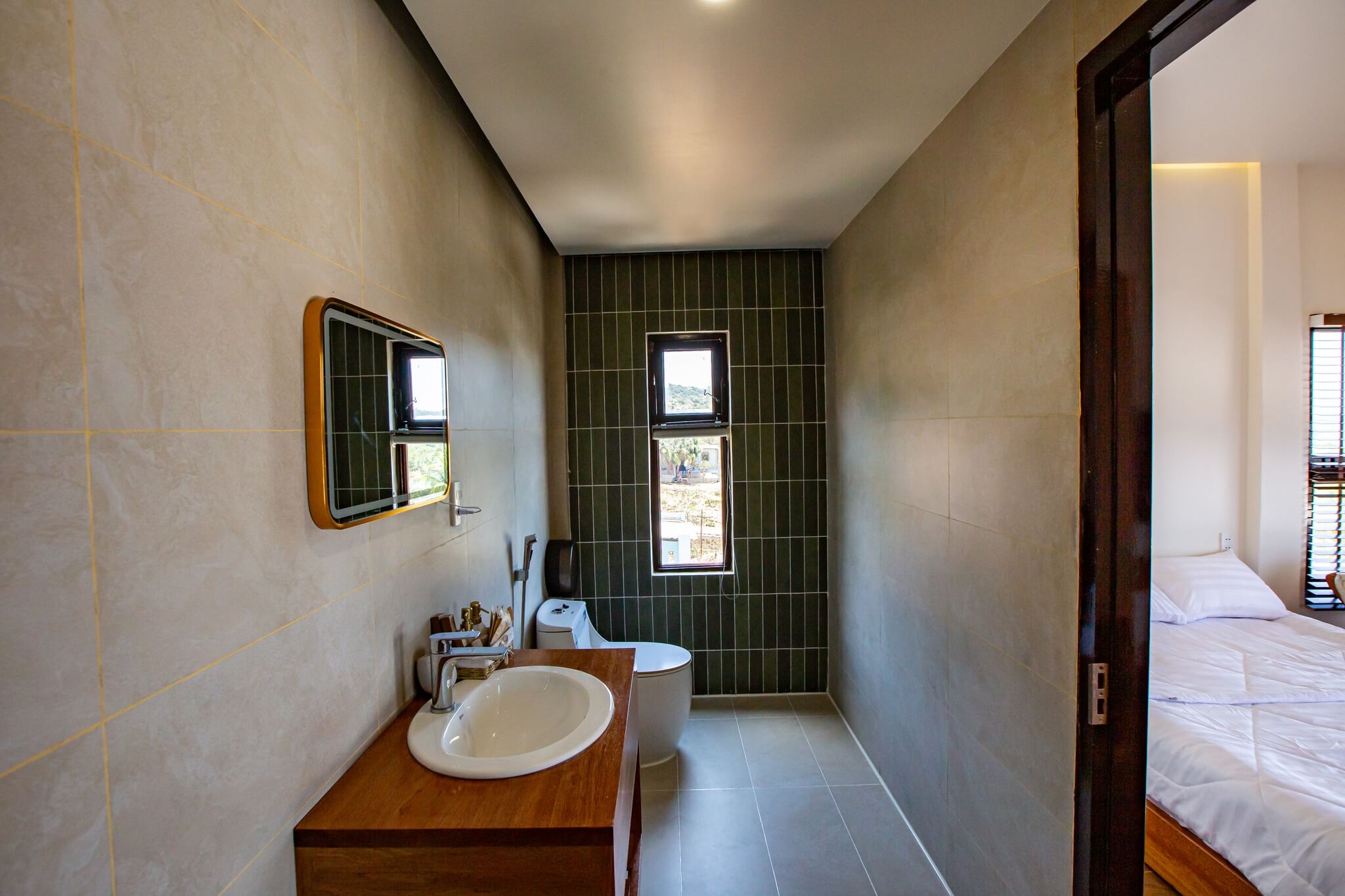 Superior Double Room thumbnail 9